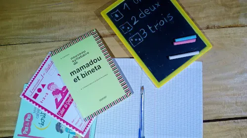 Cahiers et livres dans classe à Sokoura