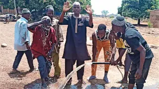 hommes avec tuyau eau 320x180