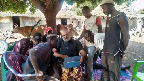 Hommes dans village Guinée
