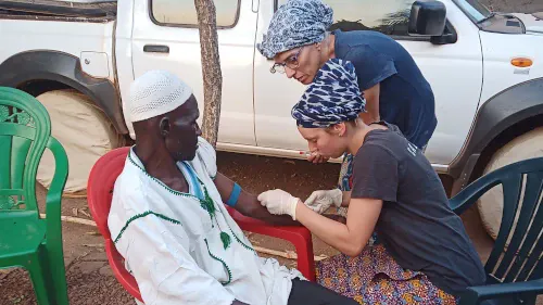 Infirmières faisant des soins