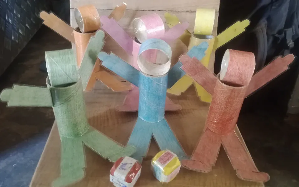Petits bonhommes en carton